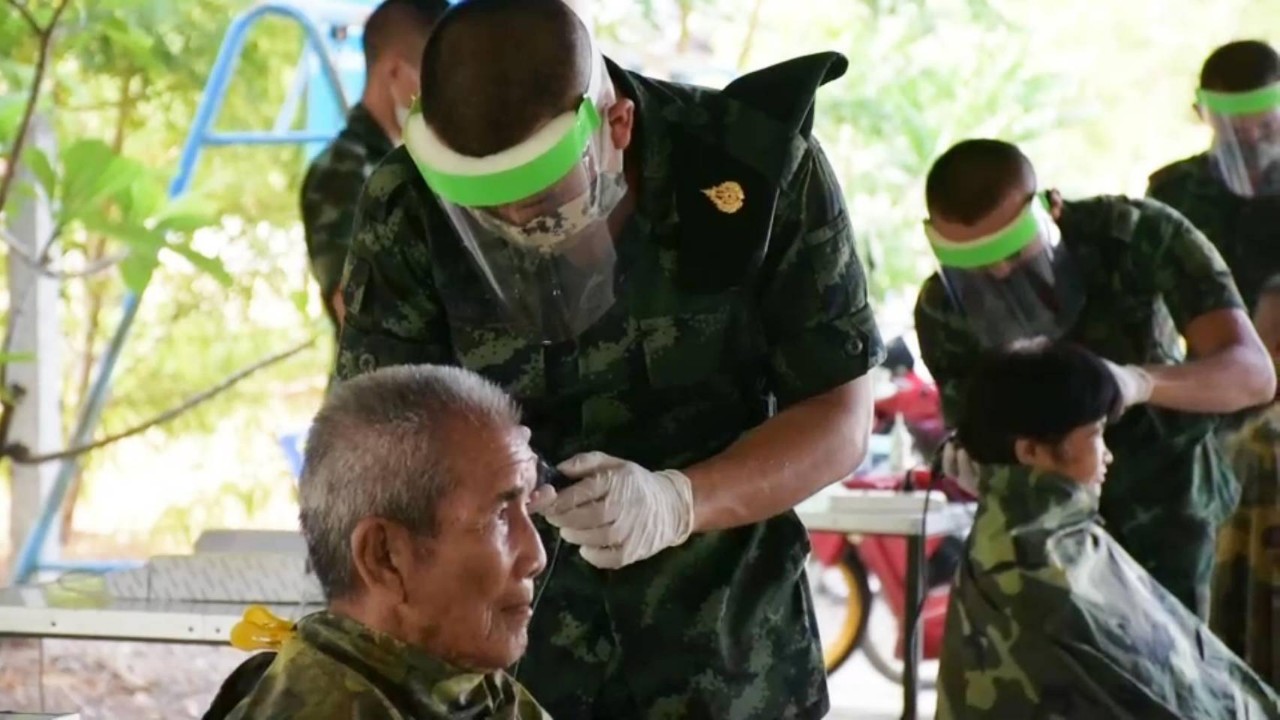 กรมทหารปืนใหญ่ที่ 72 จัดโครงการ Soldier Barber ออกให้บริการตัดผมฟรี แก่ประชาชนชุมชนรอบค่าย
