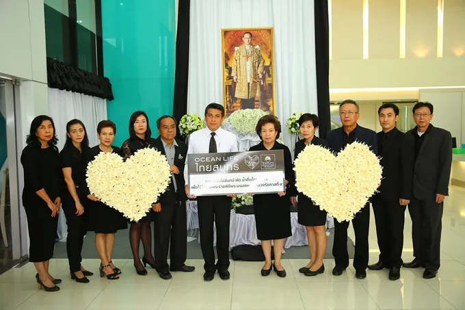 มอบดอกไม้จันทน์ให้กับเขตคลองเตย สำหรับพระราชพิธีถวายพระเพลิงพระบรมศพ 