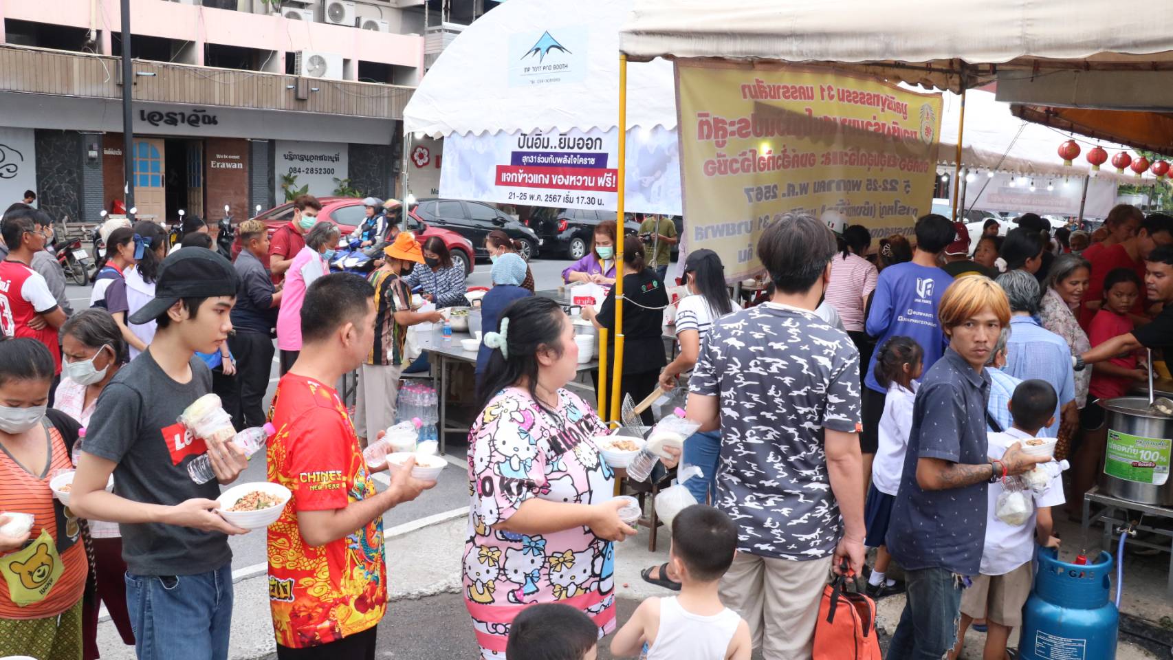 โคราชแบ่งปันน้ำใจ หมอ รพ. มหาราช เปิดโรงทาน แจกอาหารฟรี ชาวบ้านนับพันอิ่มถ้วนหน้า