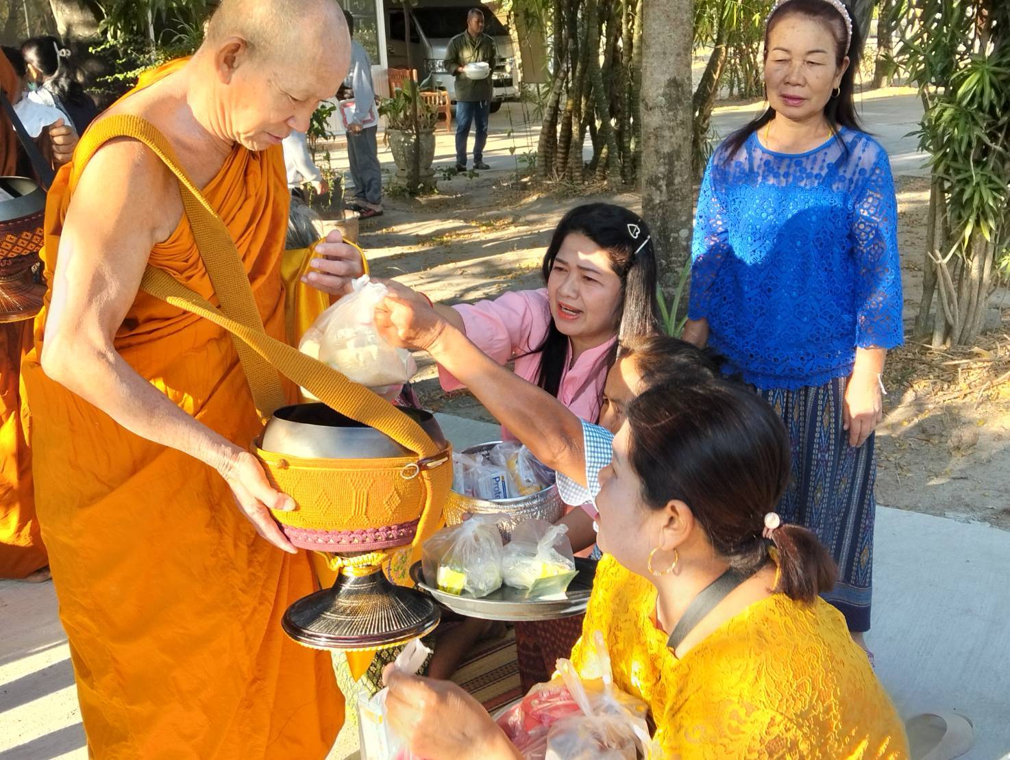 ชาวยโสธรทำบุญตักบาตรเพื่อความเป็นสิริมงคลในเทศกาลวันขึ้นปีใหม่ 68 