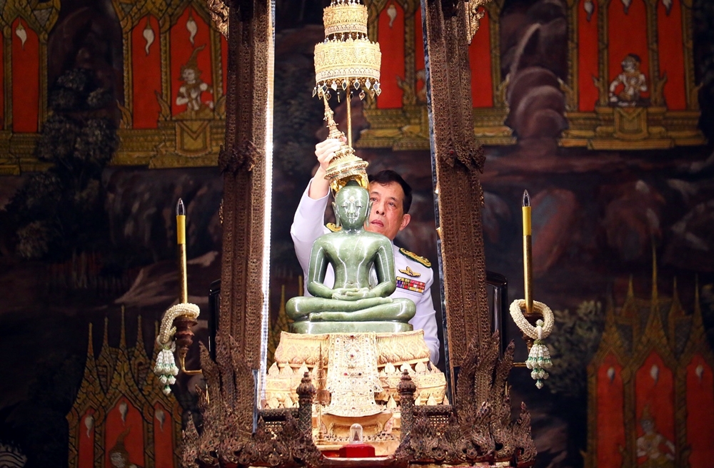"ในหลวง-พระราชินี" เสด็จฯ ทรงเปลี่ยนเครื่องทรงฤดูร้อน "พระแก้วมรกต" 