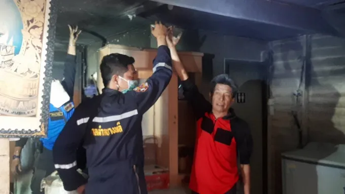 ไฟไหม้บ้านพักตำรวจหน้าโรงพักบางพลี โชคดีชาวบ้านช่วยกันดับทัน