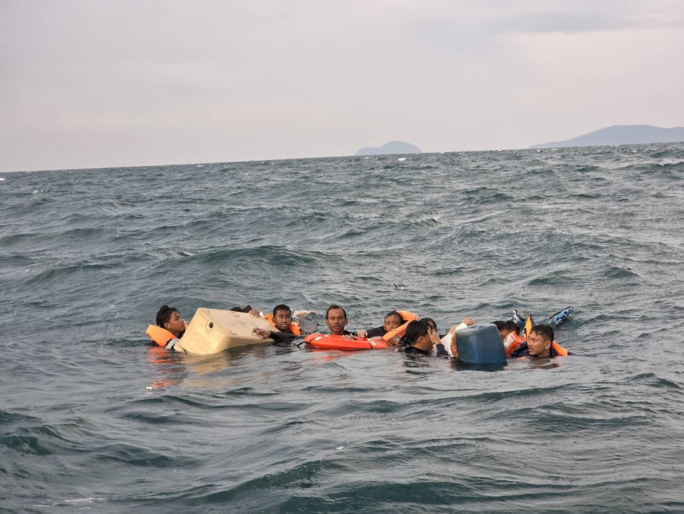 ด่วน! เรือประมงล่มกลางทะเลพัทยา นักท่องเที่ยวลอยคอนานกว่า 7 ชั่วโมง ศรชล.เร่งช่วยเหลือ 