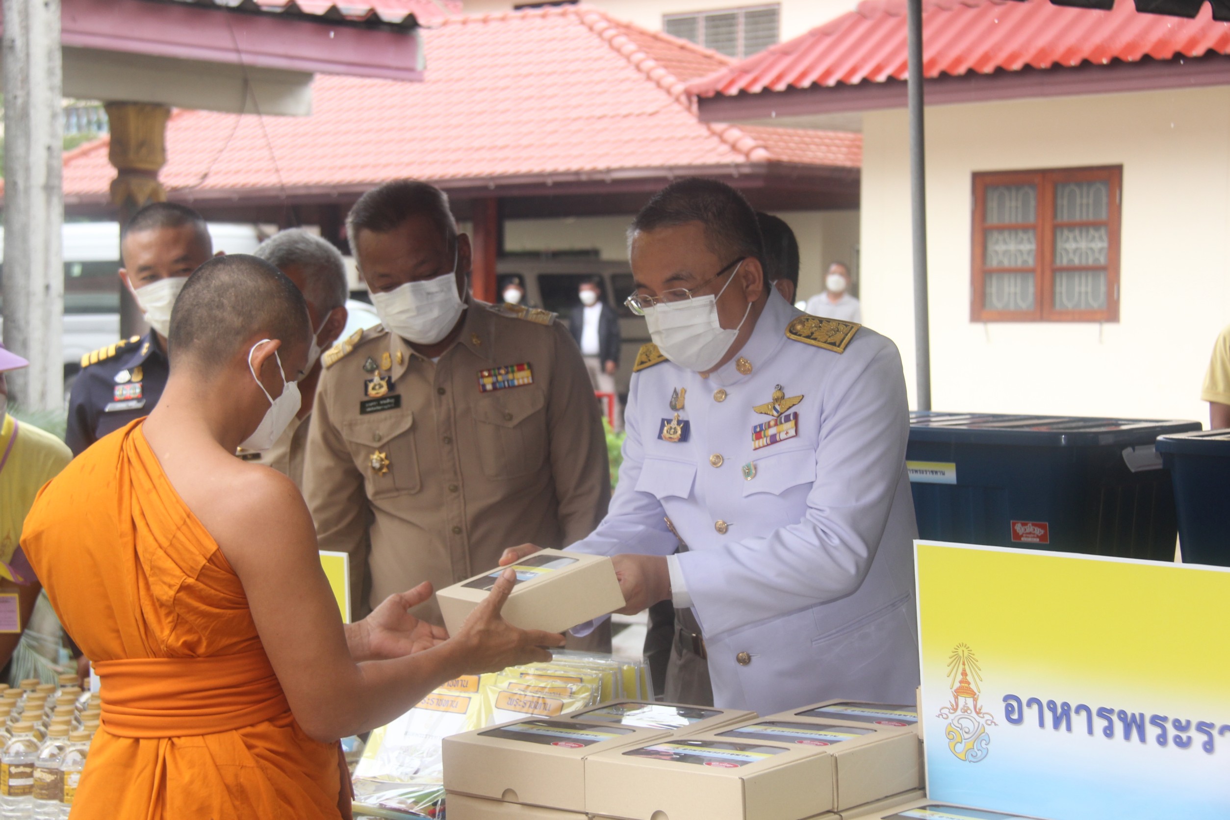พระบาทสมเด็จพระเจ้าอยู่หัว ทรงพระกรุณาโปรดเกล้า ฯ พระราชทานถวายภัตตาหารเพลและสิ่งของพระราชทานแด่พระภิกษุสามเณรในการทดสอบบาลีสนามหลวง 