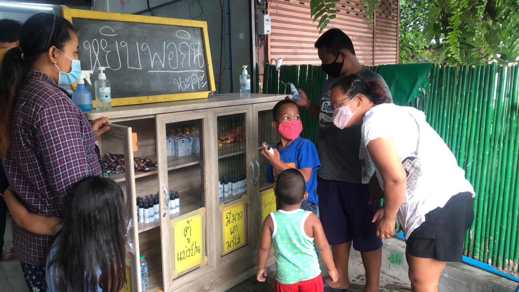 เจ้าของร้านสี่พี่น้องไข่สดจัดทำ “ตู้แบ่งปัน” หวังช่วยเหลือผู้ได้รับผลกระทบโควิด-19                