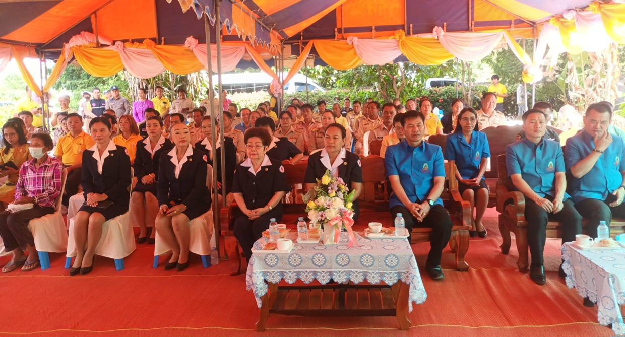 สุรินทร์ มูลนิธิราชประชานุเคราะห์ฯ มอบสิ่งของช่วยยายวัย 83 หลังบ้านถูกเพลิงไหม้วอดหลัง