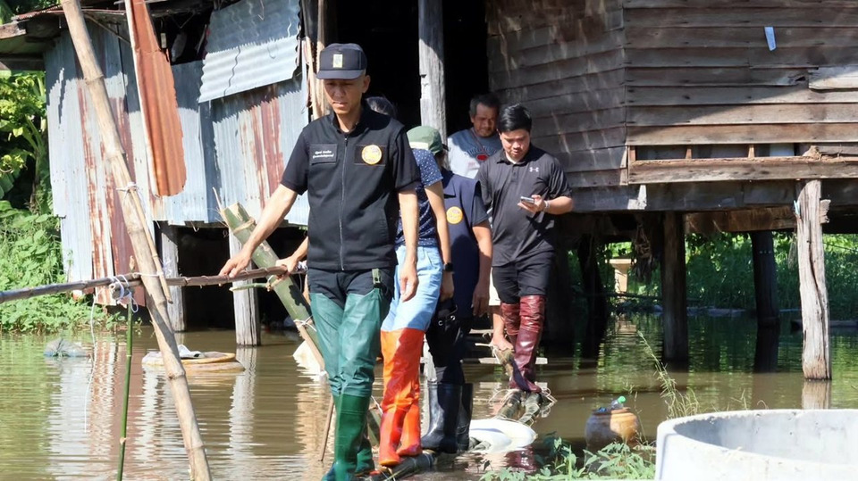 ผู้ว่าฯสุพรรณบุรี ลงพื้นที่ 3 อำเภอ มอบถุงยังชีพ–ให้กำลังใจผู้ประสบอุทกภัยต่อเนื่อง