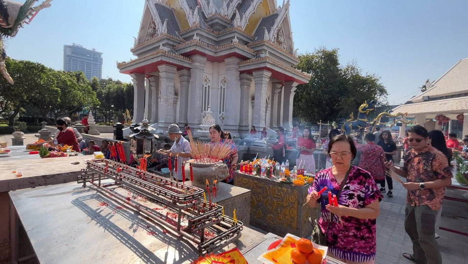 ตรุษจีนขอนแก่นคึกคัก! ชาวไทยเชื้อสายจีนแห่ไหว้ศาลหลักเมือง เสริมสิริมงคลรับปีใหม่จีน