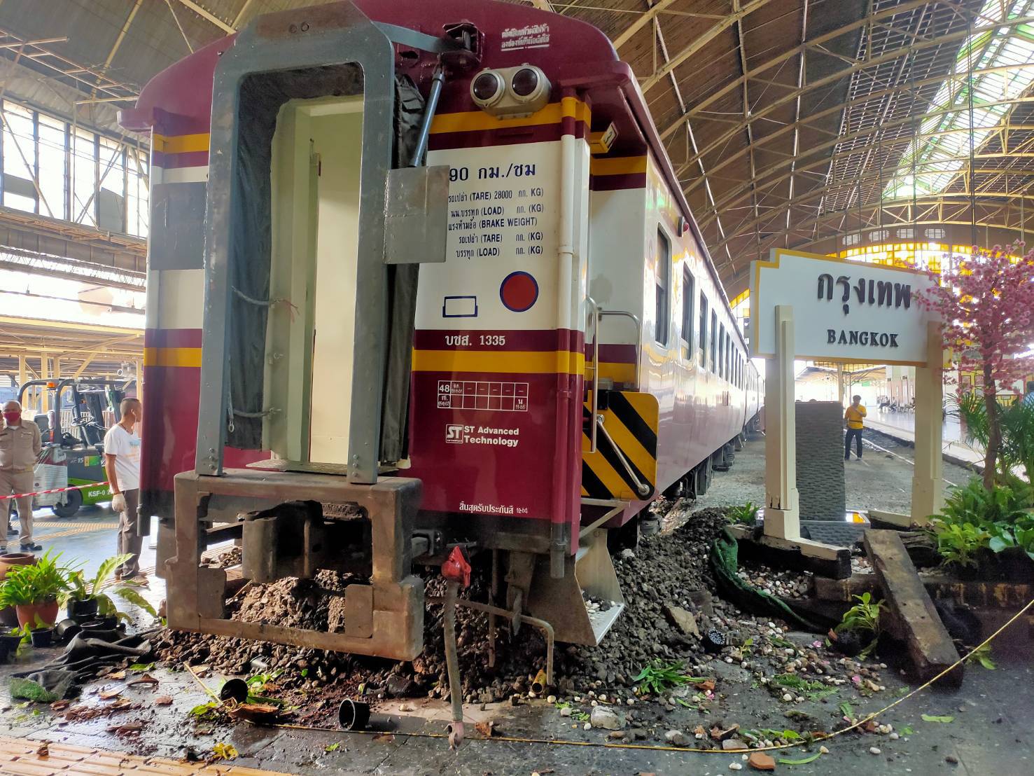 ขบวนรถไฟสายกรุงเทพ-ชุมทางฉะเชิงเทรา ถอยทะลุชานชาลาโชคดีไม่มีใครบาดเจ็บ