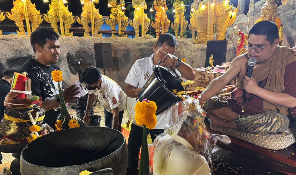 ชาวปทุมธานีแห่ร่วมอาบน้ำมนต์จันทร์เพ็ญขอโชค "กุมารทองเจ้าสัวเฮง" คึกคัก!