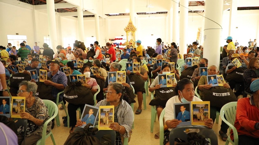 เชิญถุงพระราชทานไปมอบแก่ราษฎรที่ประสบวาตภัยในพื้นที่อ.สามง่าม จ.พิจิตร