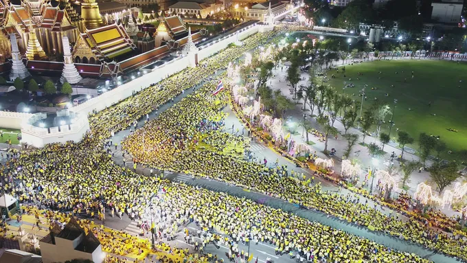 พสกนิกรหลั่งไหลชื่นชมพระบารมี (รวมภาพมุมสูง) 