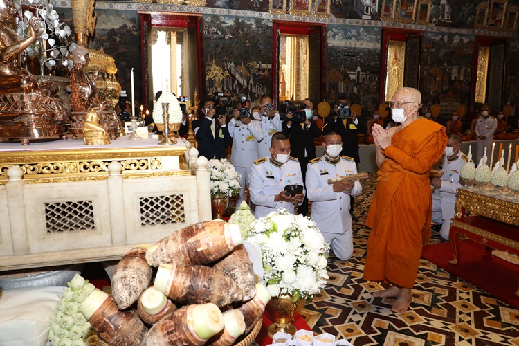 “ในหลวง” โปรดอาราธนาให้ “สมเด็จพระสังฆราช” ทรงประกอบพิธีปลุกเสกเมล็ดพันธุ์ข้าวพระราชทาน สำหรับเพาะปลูก 