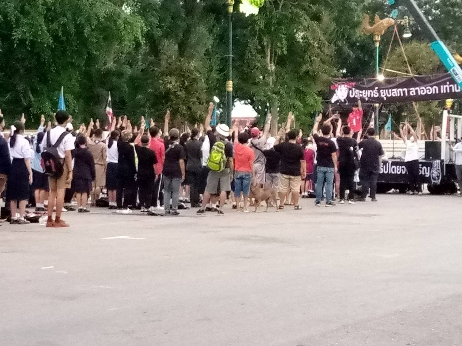 นักเรียนชุมนุมแฟลชม็อบที่กาญจน์​กร่อย