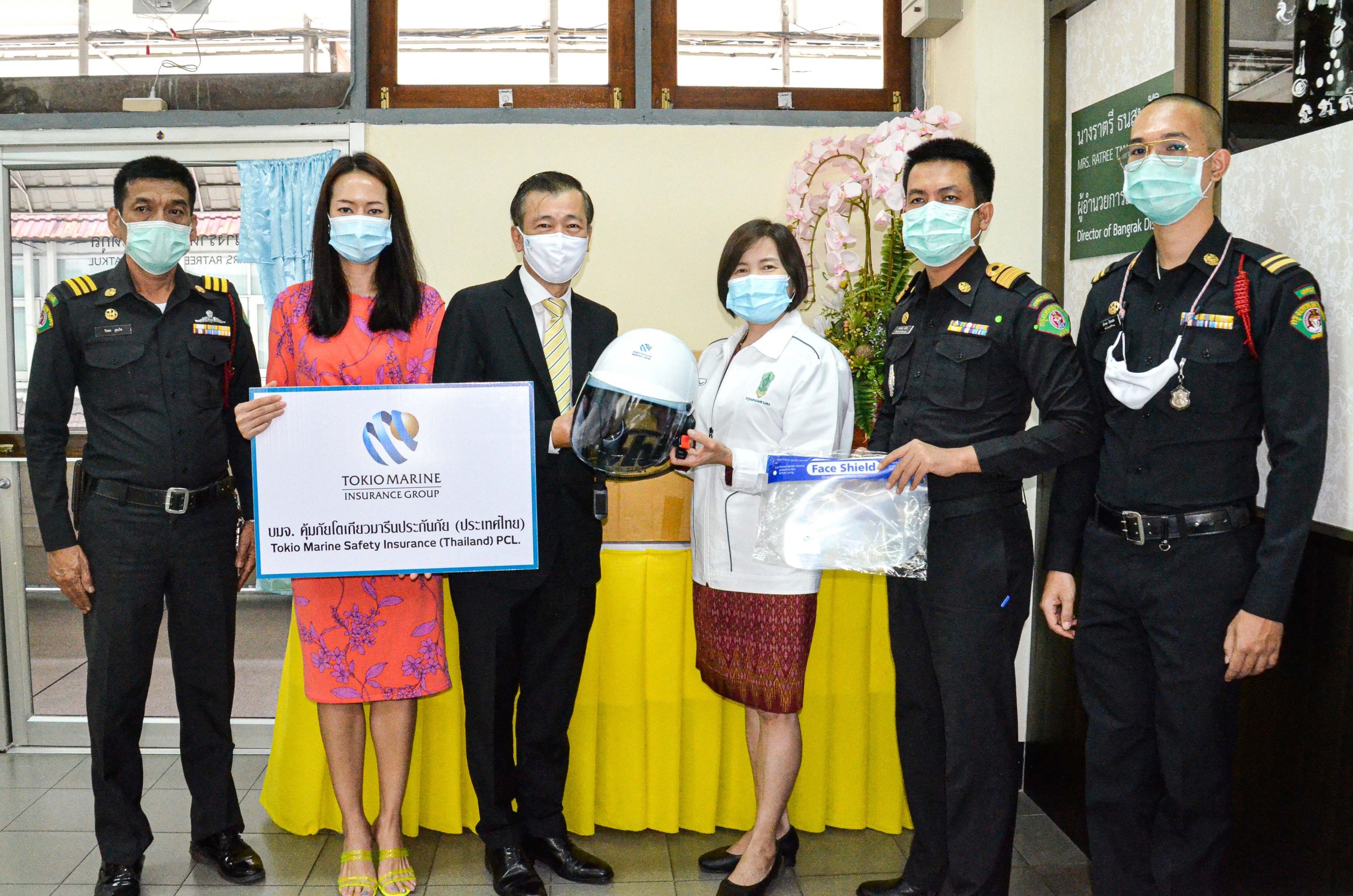 คุ้มภัยโตเกียวมารีนฯ มอบหมวกนิรภัยแก่สำนักงานเขตบางรัก รณรงค์ความปลอดภัยทางถนน