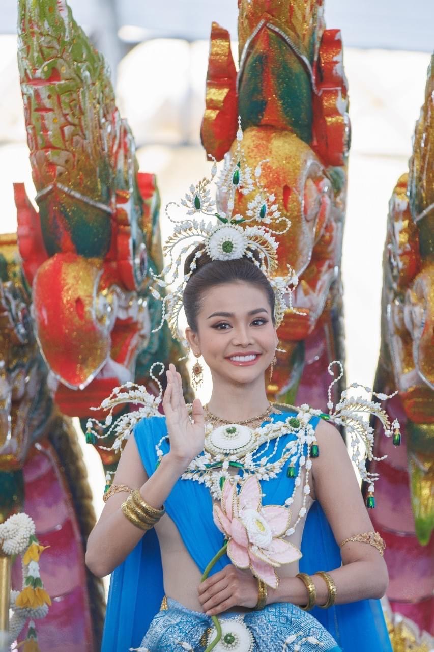 "อิงฟ้า" สวมชุดไทยอลังการนำขบวนแห่งานหลวงพ่อโสธร​ แฟนคลับล้นหลาม