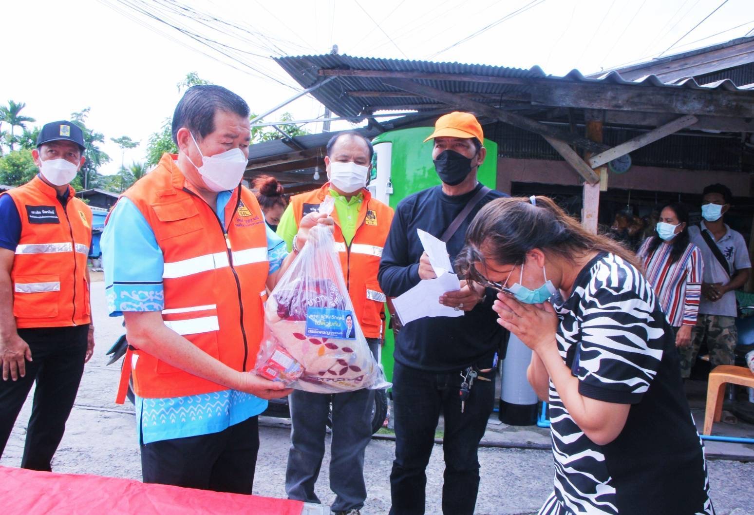 “นิพนธ์” รุดเยี่ยมให้กำลังใจ ชาวบ้านเขต ทม.เขารูปช้าง จ.สงขลา หลังพายุพัดบ้านเรือนเสียหาย 