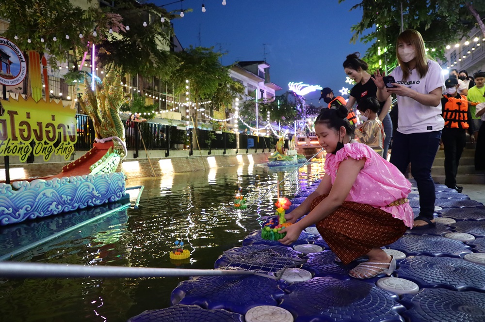 ประมวลภาพ!! ปชช.ร่วมประเพณีลอยกระทง “คลองโอ่งอ่าง” คึกคัก