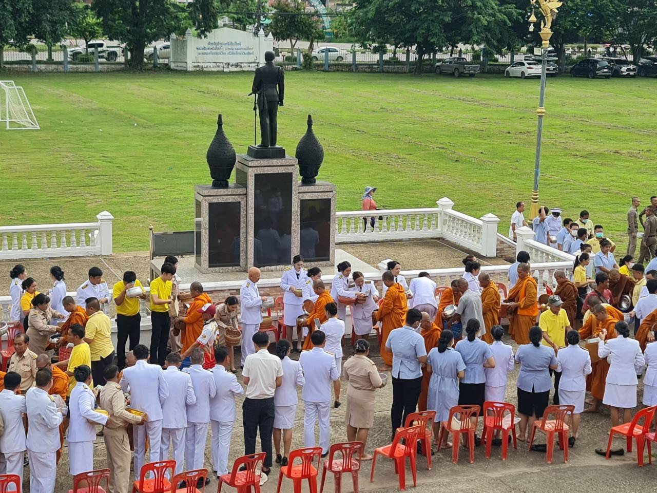 นอภ.ศรีเชียงใหม่ นำทำบุญตักบาตร เนื่องในโอกาสมหามงคลเฉลิมพระชนมพรรษา 6 รอบ 