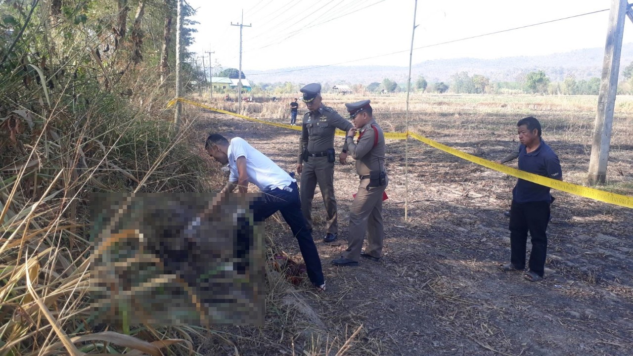 พบศพชายเหลือแต่หนังหุ้มกระดูก ศีรษะขาดแยกจากร่าง ที่ทุ่งนาริมถนน หมู่ 5 บ้านโนนสง่า ต.หนองแวง อ.บ้านผือ จ.อุดรธานี