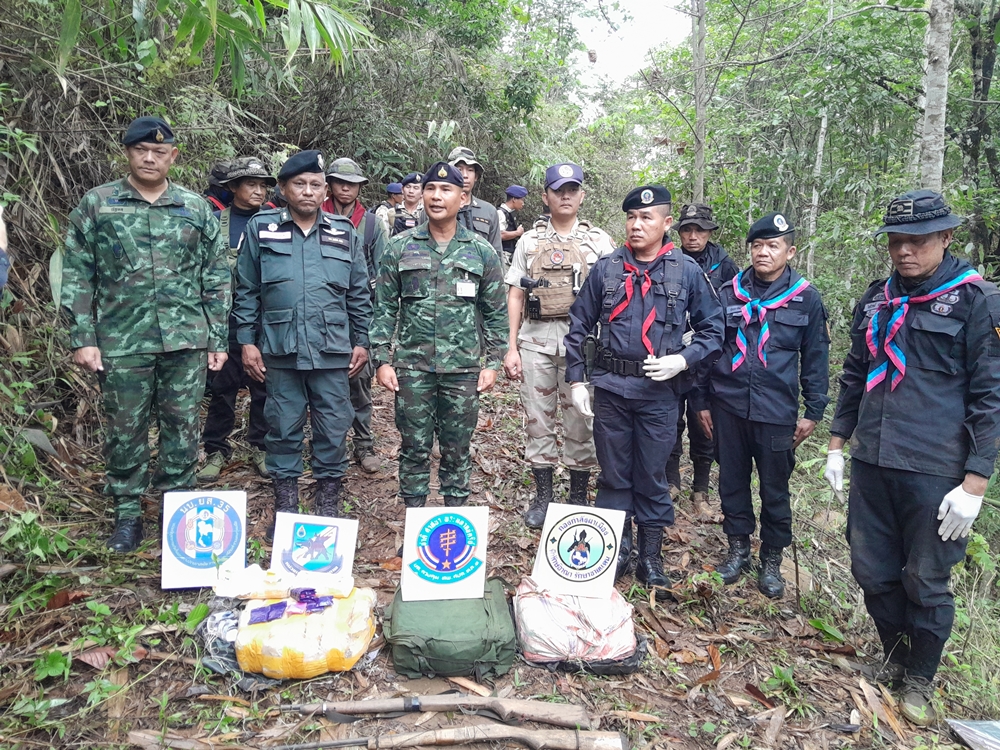 ทหารพรานกองกำลังผาเมือง ปะทะกลุ่มขบวนการลักลอบลำเลียงยาเสพติด ยึดยาบ้า 300,000 เม็ด ในพื้นที่ อ.แม่อาย