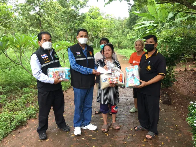 มูลนิธิพระราหู มอบถุงยังชีพช่วยผู้ประสบภัยพิบัติดินสไลด์ใส่บ้านพัง
