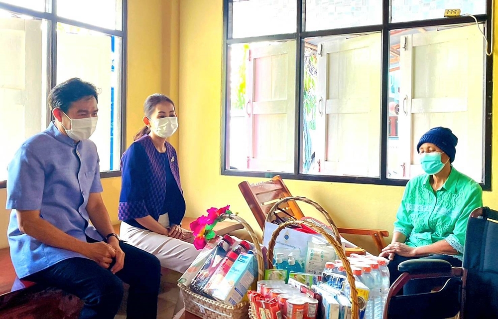 พ่อเมืองลพบุรี รุดเยี่ยมให้กำลังใจผู้ช่วยผู้ใหญ่บ้าน ม.10 ป่วยด้วยโรคมะเร็งต่อมน้ำเหลือง
