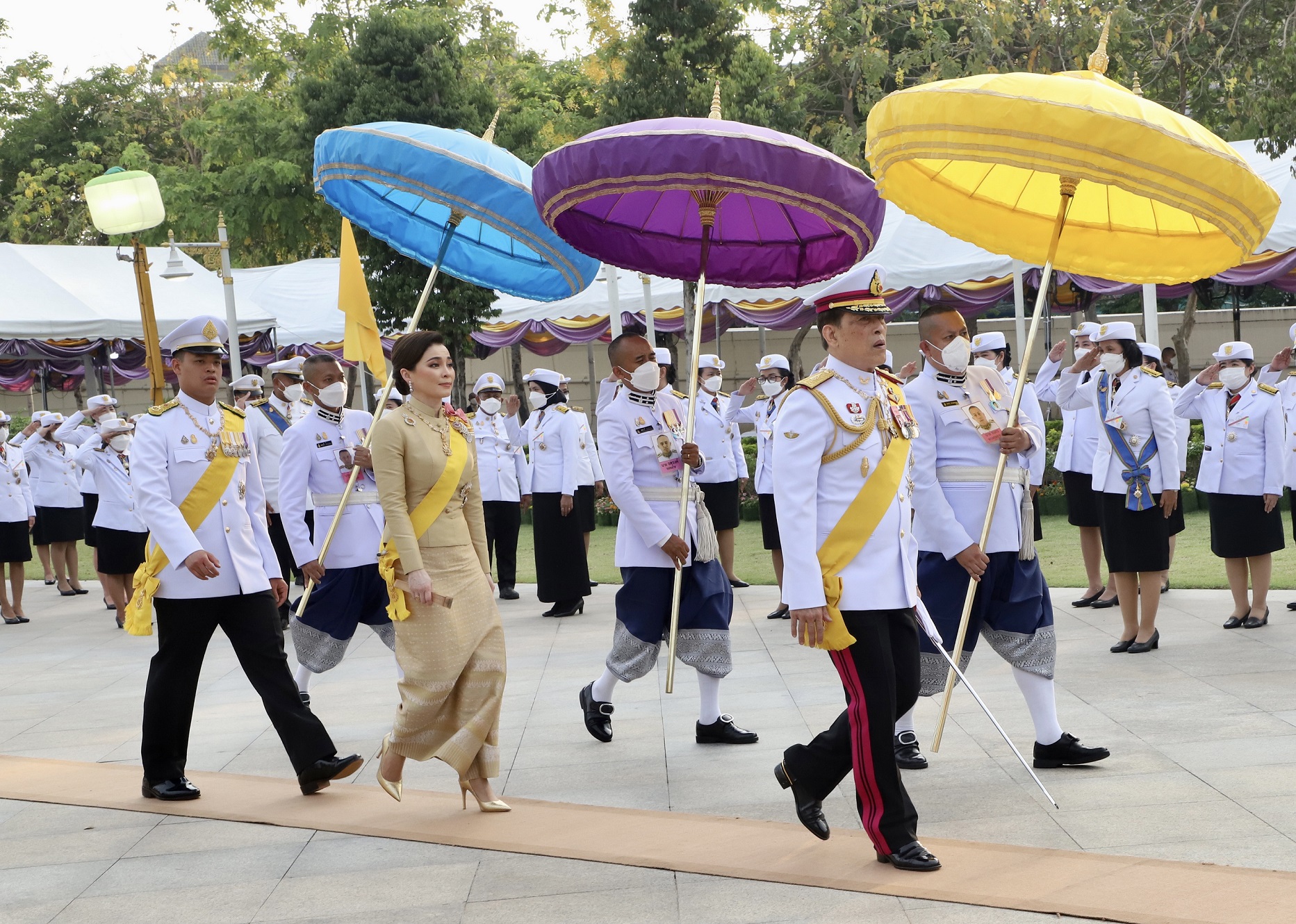 ในหลวงและพระราชินีทรงวางพุ่มดอกไม้เนื่องในวันจักรี 2566