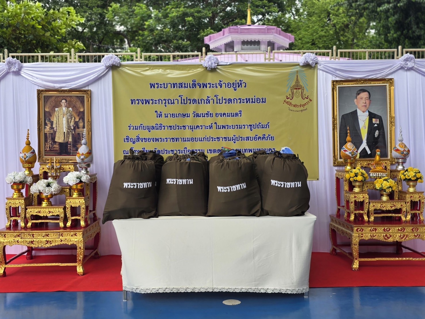 พระบาทสมเด็จพระเจ้าอยู่หัว พระราชทานสิ่งของช่วยเหลือผู้ประสบอัคคีภัยชุมชนซอยวัดประชาระบือธรรม เขตดุสิต