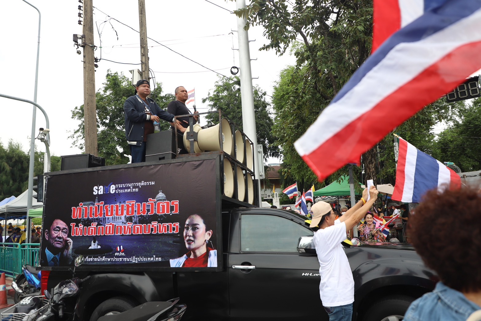 "คปท." บุกทำเนียบฯ ต่อต้าน "ระบอบชินวัตร"