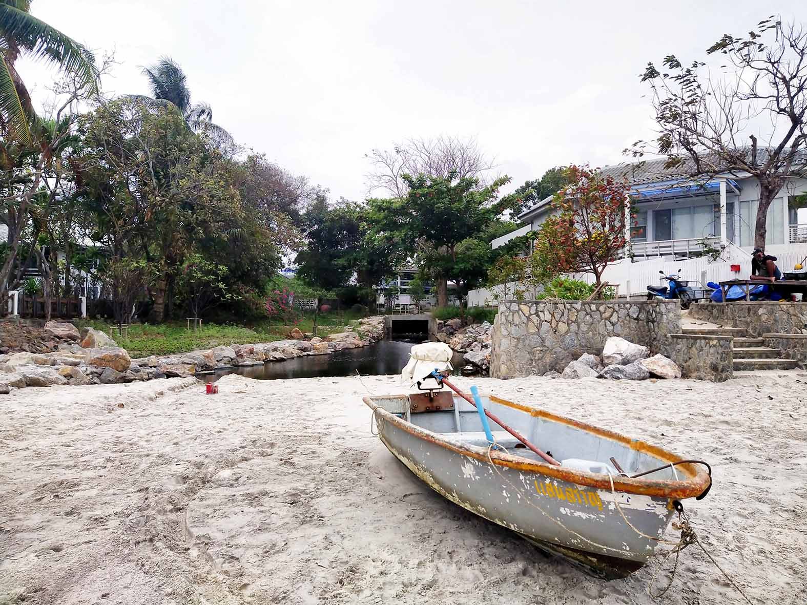   ชาวบ้านโวย ทม.หัวหิน นำหินถมคลองสาธารณะขวางทางเข้าออกเรือเล็ก 