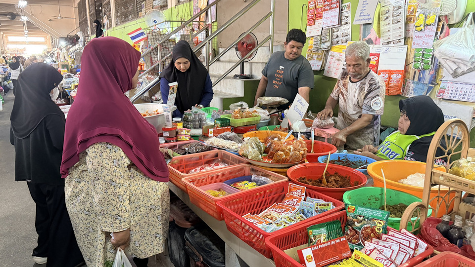 ตลาดเบตงคึกคัก! ชาวมุสลิมแห่จับจ่ายซื้อของเตรียมฉลองรายออีฎิ้ลอัดฮา