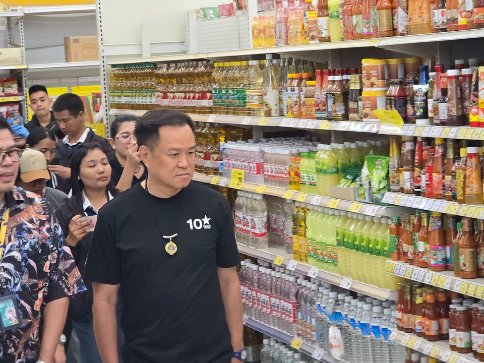 "อนุทิน" เดินห้างย่านบางกะปิ ติดตามมาตรการ "ไทยช่วยไทย" ย้ำรัฐเร่งบรรเทาค่าครองชีพจากวิกฤตพลังงาน