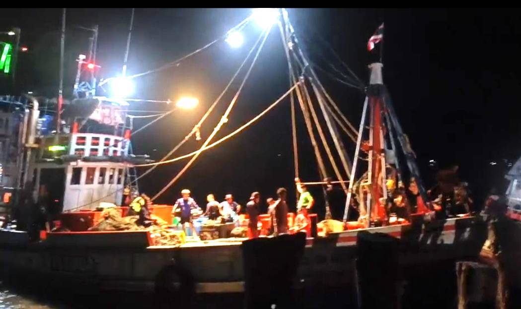  คลื่นลมจากอิทธิพล'โนรู'ซัดเรือประมงล่มไต้ก๋งสูญหายพบลูกเรือรอด7 