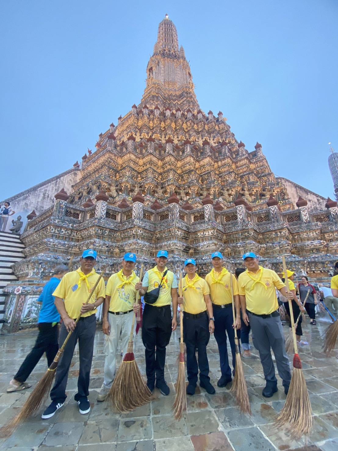 ท่องเที่ยวธนบุรีนำทัพ พัฒนาทำความสะอาด ลานพระปรางค์วัดอรุณราชวราราม