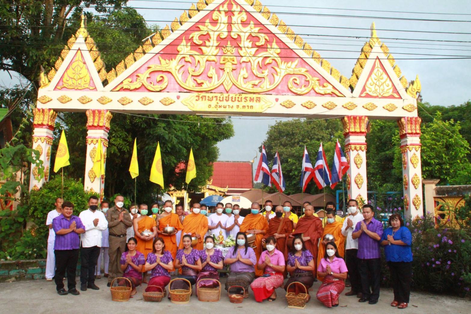 'อุ้มผาง'จัดงานตักบาตรเทโวโรหณะ"ในรอบ 100 ปี ณ สะพานไม้ไผ่ทำบุญใหญ่วันออกพรรษา  