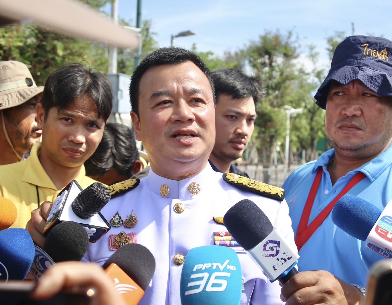 "สรวงศ์" ยันมติแพทย์สภาลงโทษ "หมอ" ไม่เกี่ยวการเมือง ชี้ปม "ทักษิณ" เป็นไปตามกระบวนการ เชื่อการเมืองไม่สะดุด 