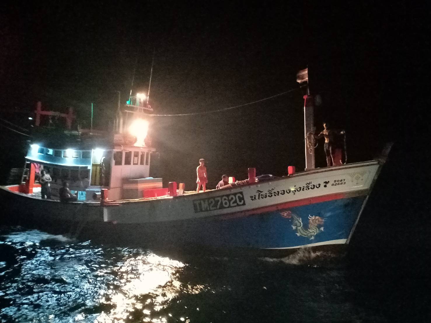 ศรชล.ภาค 1 ส่งเรือ ต.97 ช่วยเหลือเรือประมงรั่ว รอดจมกลางทะเลหวุดหวิด