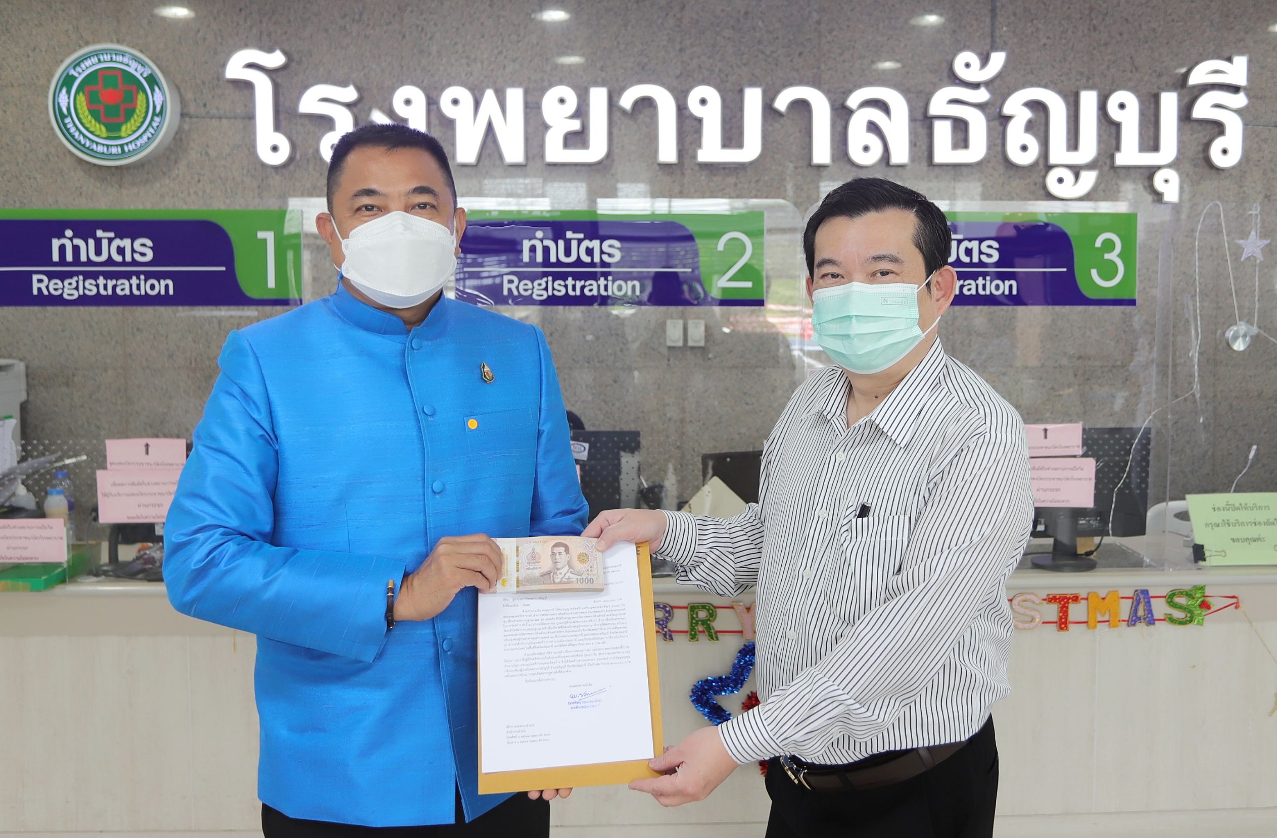 อำเภอเมืองปทุมธานี นำรายได้การสร้างวัตถุมงคล "หลวงพ่อพัฒน์" 8 แสนบาท  สมทบทุนวัดบางหลวงหัวป่า (ร้าง) -  รพ.ปทุมธานี และ รพ.ธัญบุรี 