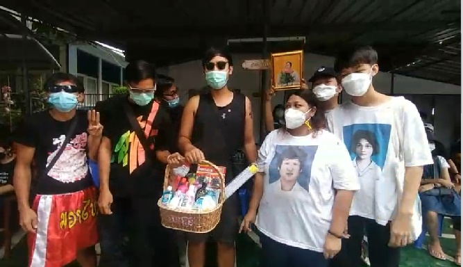 มวลชนกลุ่มทะลุฟ้า - ทีมเสกของ เข้าพบพนักงานสอบสวน รับทราบข้อกล่าวหา ในคดีเซฟมิลลิ 22 กค.