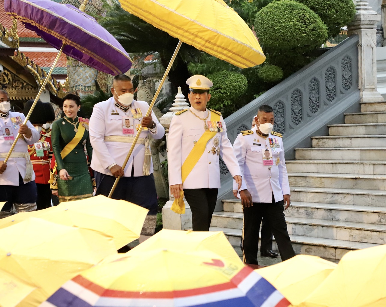 'ในหลวง'ทรงเปลี่ยนเครื่องทรงฤดูร้อนเป็นเครื่องทรงฤดูฝนถวาย'พระแก้วมรกต'