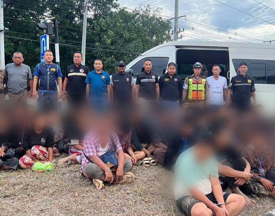 ตำรวจทางหลวงไล่ล่าระทึก! รวบคนขับรถตู้ขนแรงงานเมียนมา 43 คน หนีไกลกว่า 60 กม.