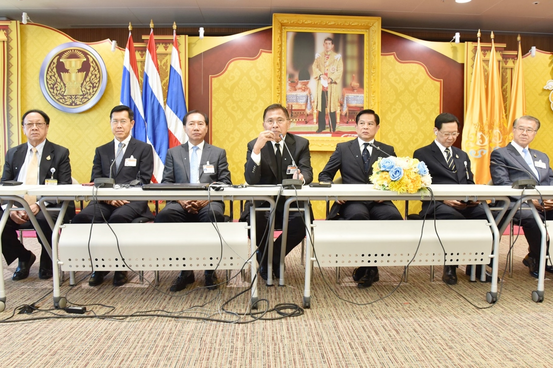 เวทีรับฟังแฟลชม็อบเหลว นศ. จี้ กมธ.ศึกษารธน. นำ รธน.ปี 40 ต้นแบบ ชี้ รธน.ไม่ดีย่อมได้รัฐบาลที่ไม่ดี