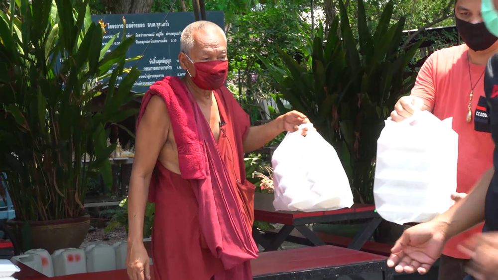 หลวงพ่อแป๊ะ คิดเก๋ จัดโรงทานเดลิเวลี่ ส่งตรงเจ้าหน้าที่คัดกรองโควิด -19