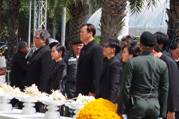 ผู้บริหาร -ศิลปินดาราช่อง 7 ร่วมพิธีถวายดอกไม้จันทน์พระราชพิธีถวายพระเพลิงพระบรมศพ