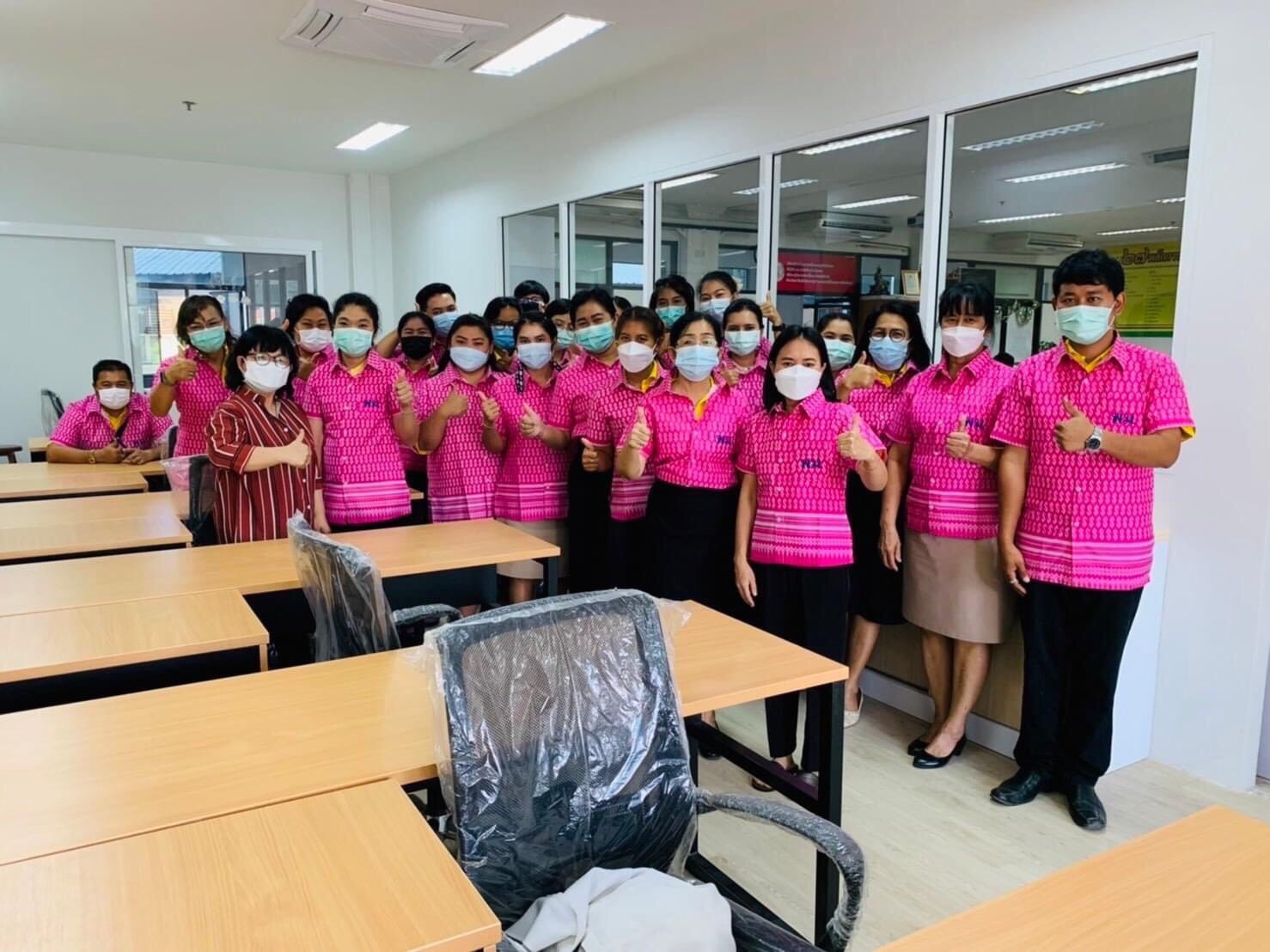 พม.อ่างทอง รับมอบเสื้อลายขอพระราชทานจาก อพม.อำเภอเมืองอ่างทอง  ให้แก่เจ้าหน้าที่