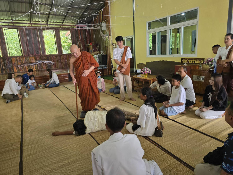 ขอนแก่นระทึก! หญิงมีอาการคล้ายถูกผีเข้าในพิธีพุทธาภิเษกเหรียญ “พร 3 ประการ”