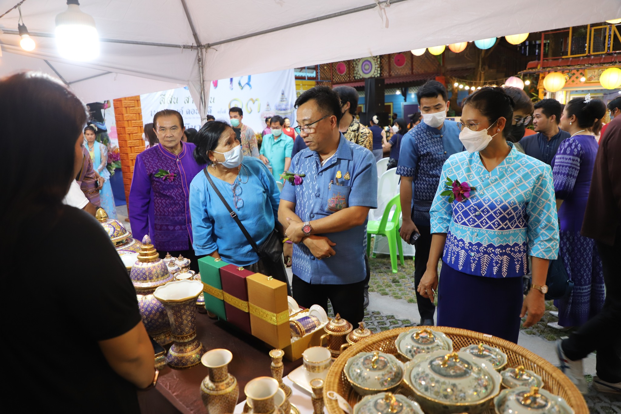 พาณิชย์ฯสมุทรสาคร"จัดโปรโมทสินค้าโอทอป" สืบสานงานเบญจรงค์ดอนไก่ดี