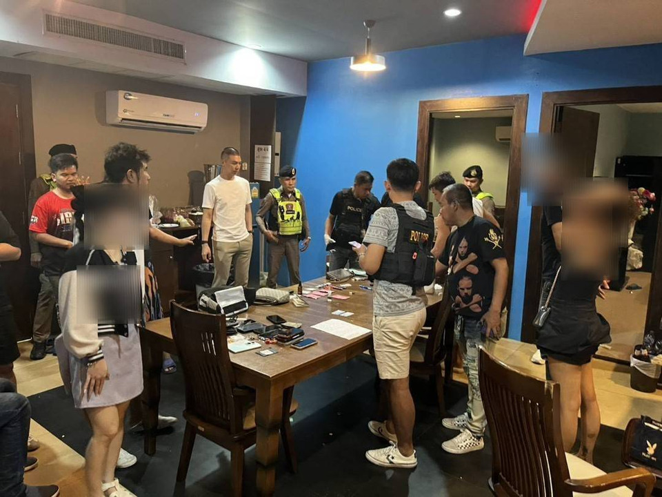 ทลายปาร์ตี้ยารีสอร์ตหรู รวบ 12 ผู้ต้องหา ลากคอหัวโจกหนีคดีพยายามฆ่า ขยายผลยึดโรงงานผลิต “พอตเค” คอนโดหรู ของกลางกว่า 25 ล้าน