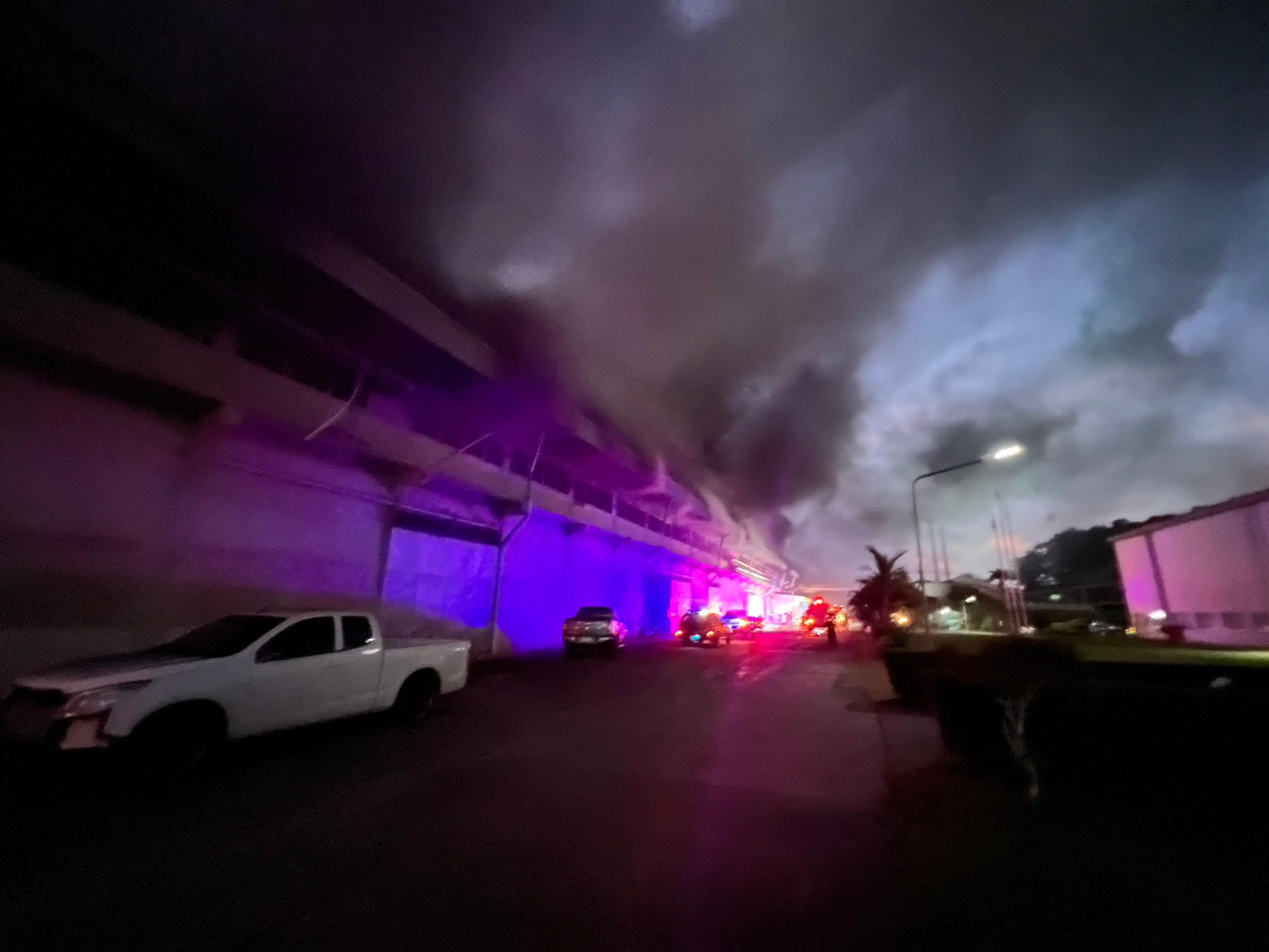 ตราด ไฟไหม้ห้องเย็นโรงงานผลไม้ ลุกลามไหม้เป็นวงกว้าง ระดมรถดับเพลิงกว่า 5 คันเข้าระงับ คาดไฟลัดวงจร